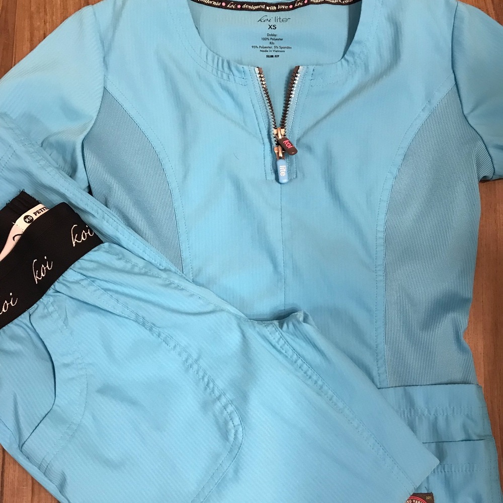 💕NWOT Koi Lite scrub set size xs petite💕